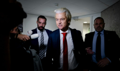 Le leader du parti néerlandais d’extrême droite PVV, Geert Wilders (au centre), s’adresse aux médias à son arrivée à la chambre basse à La Haye, le 3 juin 2025 ( ANP / Robin van Lonkhuijsen )