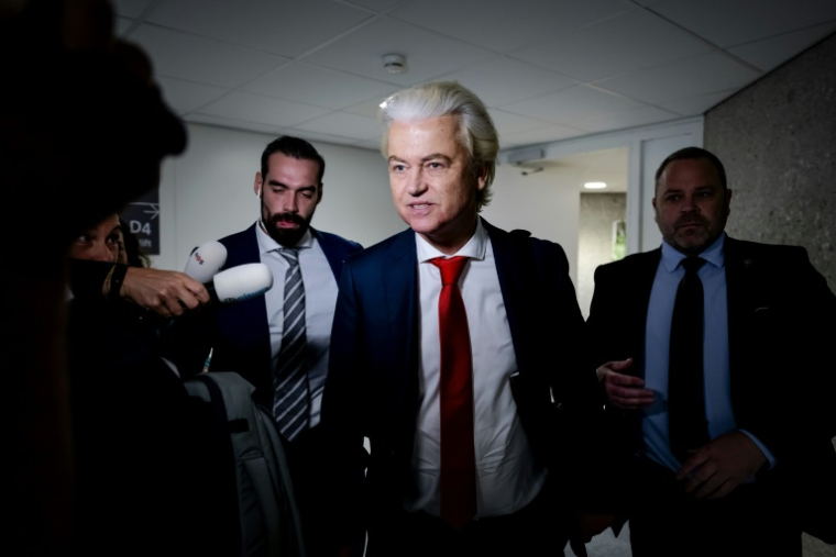 Le leader du parti néerlandais d’extrême droite PVV, Geert Wilders (au centre), s’adresse aux médias à son arrivée à la chambre basse à La Haye, le 3 juin 2025 ( ANP / Robin van Lonkhuijsen )