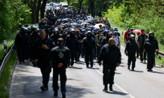 Des manifestants opposés à l'expansion de l'usine Tesla à Grünheide, près de Berlin