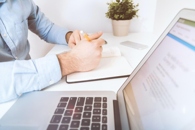 un homme et un clavier (Crédits: Unsplash - JESHOOTS.COM)