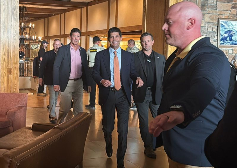 Kevin Warsh, président de la Réserve fédérale américaine, fait son entrée au dîner d'ouverture du symposium économique annuel de la Fed de Kansas City, à Jackson Hole