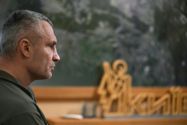 Le maire de Kiev Vitali Klitschko pendant un interview à l'AFP dans son bureau à Kiev le 20 janvier 2026 ( AFP / Sergei GAPON )