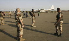 Des soldats français gardent un avion militaire à l'aéroport militaire de N'Djamena