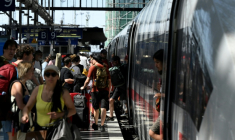 Des voyageurs montent à bord d'un train ICE de Deutsche Bahn à la gare centrale de Francfort, le 24 juin 2026 ( AFP / Kirill KUDRYAVTSEV )