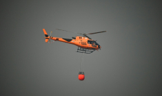 Un hélicoptère bombardier d'eau intervient lors d'un incendie à Pouzols-Minervois, dans l'Aude, le 2 juillet 2026 ( AFP / Lionel BONAVENTURE )
