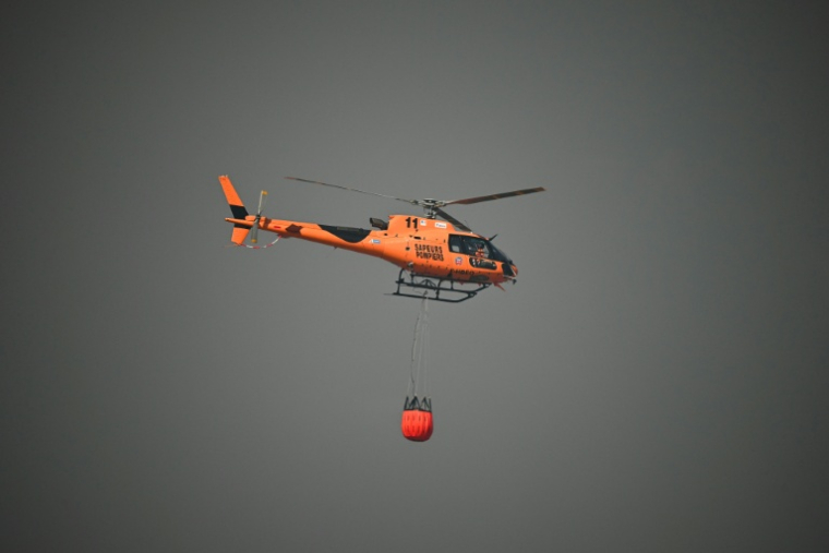 Un hélicoptère bombardier d'eau intervient lors d'un incendie à Pouzols-Minervois, dans l'Aude, le 2 juillet 2026 ( AFP / Lionel BONAVENTURE )