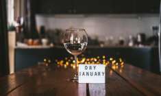 La consommation annuelle d'alcool pur, par habitant de 15 ans et plus, est de 11,7 litres. (crédit : Adobe Stock)