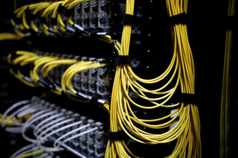 Des câbles passent à l'arrière d'un serveur dans le centre de données d'Equinix à Pantin