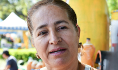 La dirigeante communautaire Mauren Jiménez s'entretient avec l'AFP dans le parc central d'Alajuelita, San José, le 25 janvier 2026 ( AFP / EZEQUIEL BECERRA )