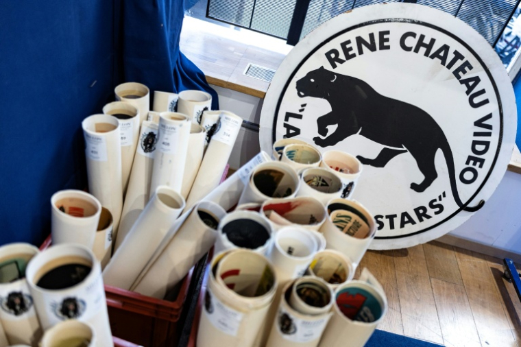 Des objets et des affiches de cinéma de la collection René Chateau exposés à Paris, le 7 avril 2026 avant leur vente aux enchères par la maison Millon, le 9 avril 2026 ( AFP / Ian LANGSDON )