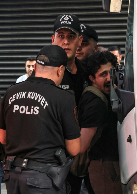 Des policiers anti-émeutes turcs arrêtent des manifestants lors d'une manifestation contre les arrestations et le ciblage croissant des militants LGBTQ à Ankara, le 15 septembre 2026 ( AFP / Adem ALTAN )