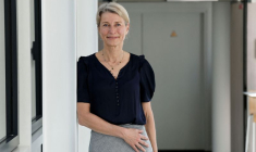 Eva Berneke, directrice générale du Groupe Eutelsat, pose au siège d'Issy-les-Moulineaux