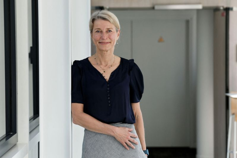 Eva Berneke, directrice générale du Groupe Eutelsat, pose au siège d'Issy-les-Moulineaux