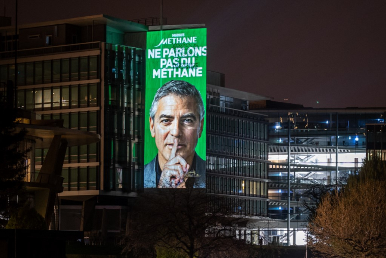 Un photomontage représentant l'acteur américain George Clooney, ambassadeur de Nespresso, marque de café du groupe ( AFP / FABRICE COFFRINI )