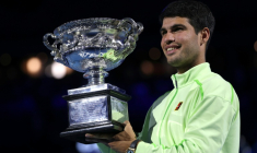 L'Espagnol Carlos Alcaraz celebrates a remporté dimanche à Mebourne son premier Open d'Australie face à Novak Djokovic ( AFP / Martin KEEP )