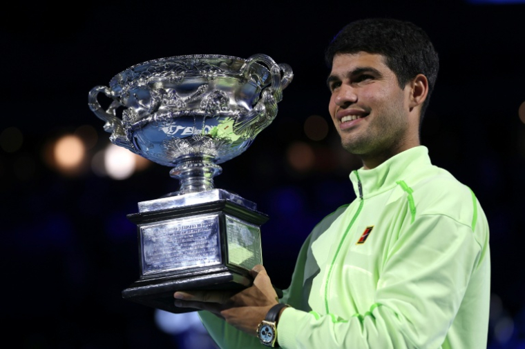 L'Espagnol Carlos Alcaraz celebrates a remporté dimanche à Mebourne son premier Open d'Australie face à Novak Djokovic ( AFP / Martin KEEP )