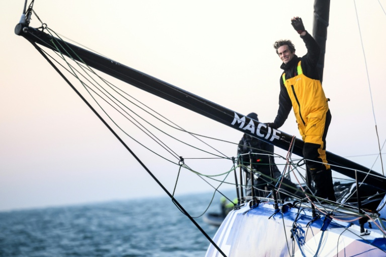 Charlie Dalin à bord de son Imoca 60 "Macif" juste après le passage de la ligne d'arrivée du Vendée Globe, le 14 janvier 2025. ( AFP / Loic VENANCE )