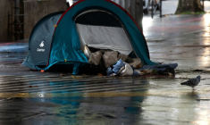 Une tente de personne sans domicile fixe à Paris, le 25 novembre 2025 ( AFP / JOEL SAGET )