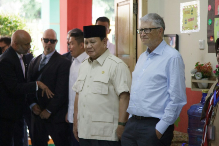 Le cofondateur de Microsoft, Bill Gates (d) et le président indonésien Prabowo Subianto visitent une école primaire à Jakarta où les élèves bénéficient de repas gratuits dans le cadre d'un vaste programme lancé par le président, le 7 mai 2025 à Jakarta ( AFP / Aditya Irawan )