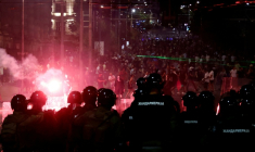 Des policiers anti-émeutes face à des manifestants hostiles au gouvernement à Belgrade le 15 août 2025  ( AFP / Marko DJOKOVIC )
