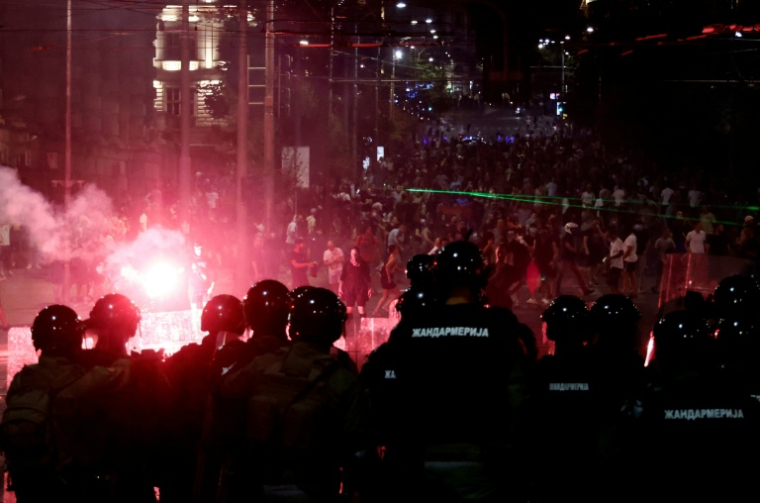 Des policiers anti-émeutes face à des manifestants hostiles au gouvernement à Belgrade le 15 août 2025  ( AFP / Marko DJOKOVIC )