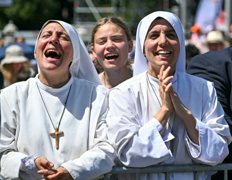 Des religieuses lors de la gigantesque messe de plein air célébrée par le pape Léon XIV, le 7 juin 2026 à Madrid  ( AFP / Javier SORIANO )