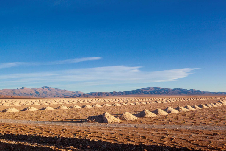 Le lithium, le cobalt et le nickel sont des métaux stratégiques essentiels pour les batteries électriques et les énergies renouvelables.