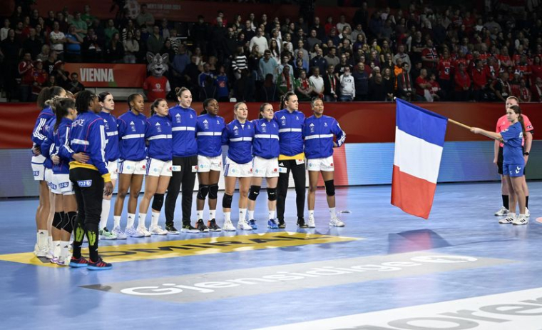 Les joueuses françaises alignées pendant les hymnes nationaux avant le match