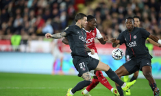 Les défenseurs du PSG Lucas Hernandez (#21) et Willian Pacho sont mis sous pression par l'attaquant monégasque Folarin Balogun lors du revers subi à Monaco, le 29 novembre 2025  ( AFP / Valery HACHE )