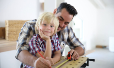 (Crédits photo : Adobe Stock - Père et fils heureux de faire ensemble du bricolage au printemps)