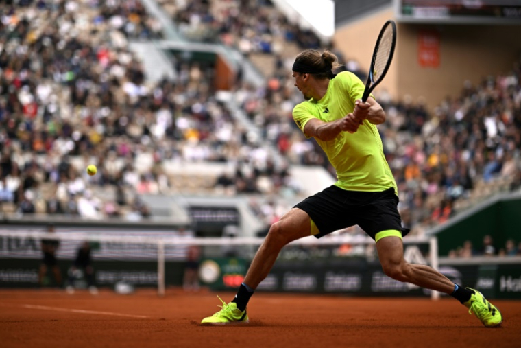 Alexander Zverev opposé à l'Américain Learner Tien à Roland-Garros, le 27 mai 2025 ( AFP / JULIEN DE ROSA )