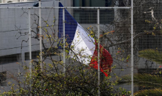 Le drapeau national français est hissé à l'ambassade de France à Damas