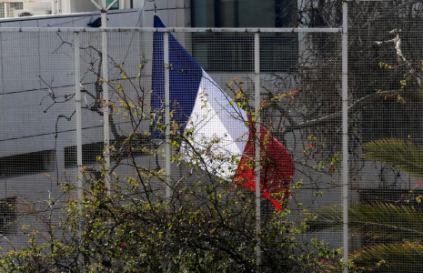 Le drapeau national français est hissé à l'ambassade de France à Damas