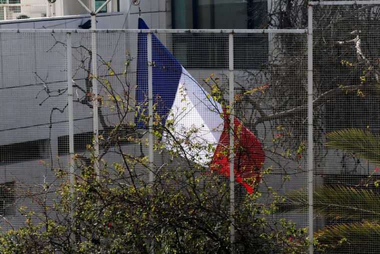 Le drapeau national français est hissé à l'ambassade de France à Damas