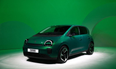 Renault dévoile la nouvelle Twingo E-Tech, une voiture électrique, près de Paris.