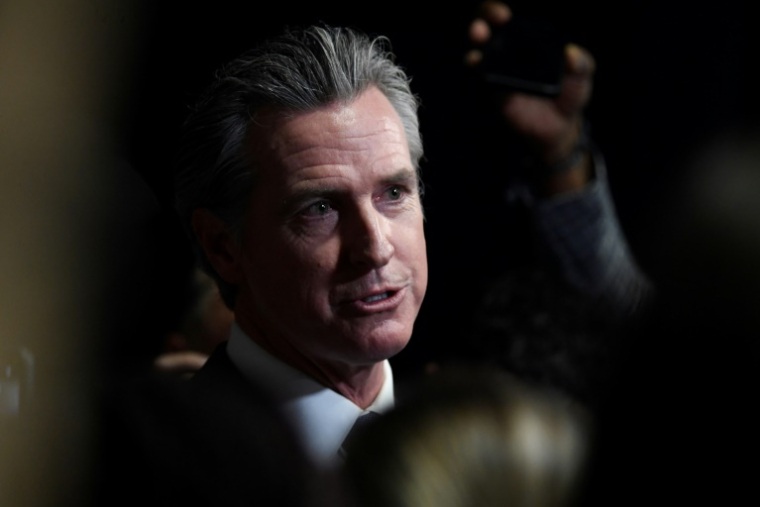 Le gouverneur de Californie Gavin Newsom parle à la presse avant un débat pour l'élection présidentielle entre la candidate démocrate Kamala Harris et le candidat républicain Donald Trump, à Philadelphie (Pennsylvanie), le 10 septembre 2024 ( AFP / Matthew Hatcher )