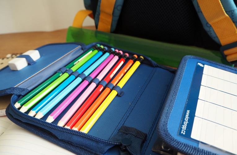 Le coût de la rentrée scolaire est en baisse cette année selon certaines associations de consommateurs. (illustration) (Pixabay / flockine)