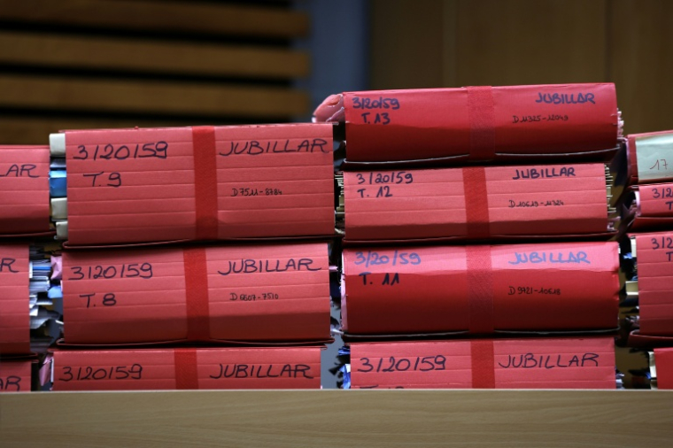 Une partie des dossiers de l'affaire Jubillar dans la cour d'assises du Tarn, à Albi, le 21 octobre 2025 ( AFP / Valentine CHAPUIS )