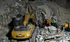 Des équipes de secours utilisent des engins de chantier sur le site d'un immeuble effondré à Caracas, le 25 juin 2026, à la suite de séismes ( AFP / Juan BARRETO )
