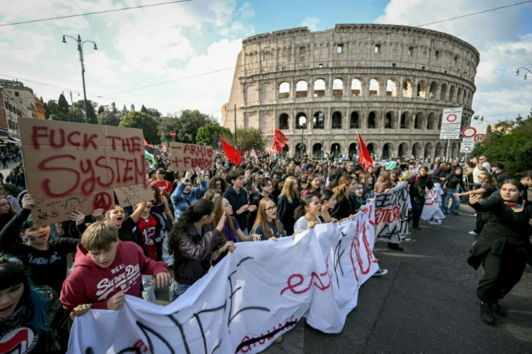 Manifestation pour réclamer davantage de financements pour les écoles et des mesures contre l’augmentation du coût de la vie, le 30 octobre 2026 à Rome ( AFP / Andreas SOLARO )
