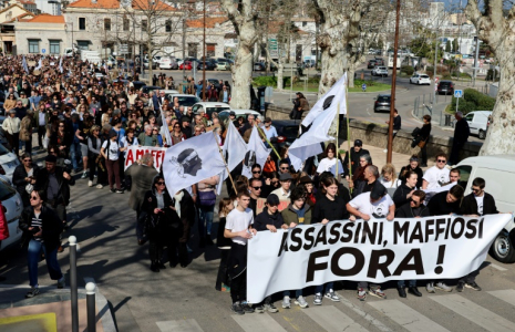 Manifestation contre la criminalité organisée en Corse, le 8 mars 2025 à Ajaccio ( AFP / PASCAL POCHARD-CASABIANCA )