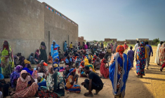 Des réfugiés soudanais près d'un hôpital au Tchad