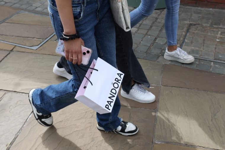 Une cliente porte un sac Pandora au Royaume-Uni