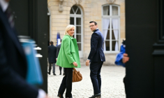 Marine Le Pen et Jordan Bardella dans la cour de l'hôtel Matignon, à Paris, le 11 mars 2026 ( AFP / Bertrand GUAY )