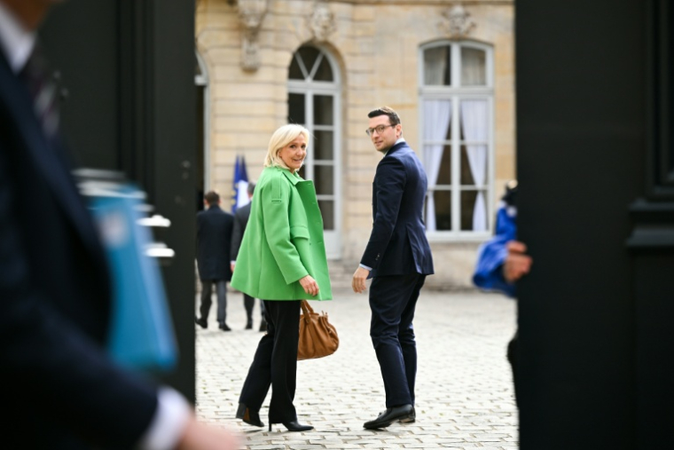 Marine Le Pen et Jordan Bardella dans la cour de l'hôtel Matignon, à Paris, le 11 mars 2026 ( AFP / Bertrand GUAY )