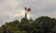 Un drapeau d'État russe flotte dans le centre de Moscou