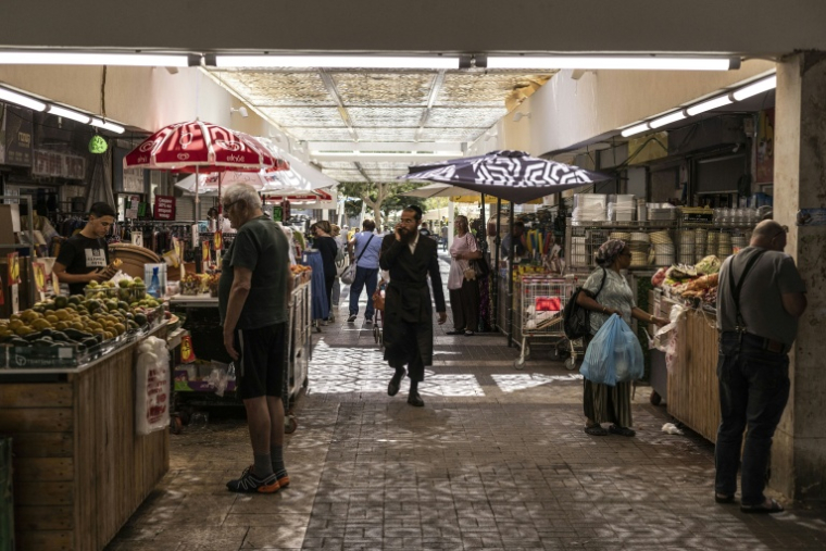 Un juif ultra-orthodoxe dans un marché à Arad le 2 cotobre 2026, en Israël ( AFP / JOHN WESSELS )