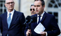 Le Premier ministre Sébastien Lecornu (à droite) et le ministre de l'Économie Roland Lescure, après une réunion à Matignon le 21 avril 2026 ( AFP / Kenzo TRIBOUILLARD )