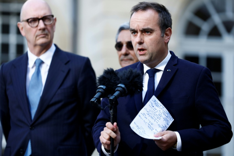 Le Premier ministre Sébastien Lecornu (à droite) et le ministre de l'Économie Roland Lescure, après une réunion à Matignon le 21 avril 2026 ( AFP / Kenzo TRIBOUILLARD )