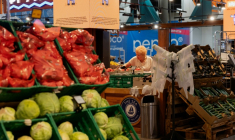 Un client regarde des produits frais dans les rayons d’un supermarché à Kiev, en Ukraine, le 23 septembre 2026. ( AFP / Tetiana DZHAFAROVA )